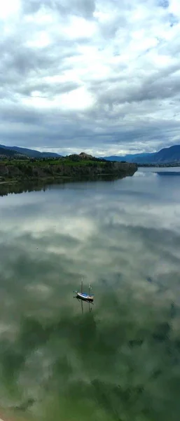 Вертикальный Снимок Отражения Неба Поверхности Озера — стоковое фото