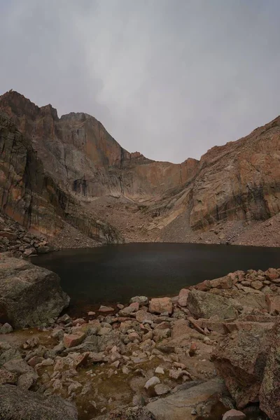 Pionowe Zbliżenie Pięknego Chasm Lake Kolorado Ameryka — Zdjęcie stockowe