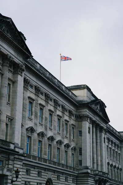 Eine Vertikale Aufnahme Des Buckingham Palace London — Stockfoto