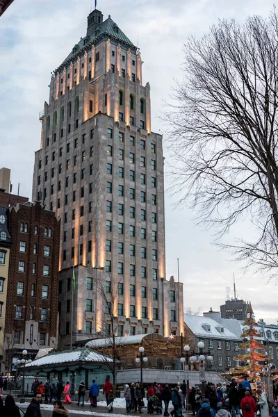 加拿大魁北克市冬日Edifice Price大楼的垂直截图 — 图库照片