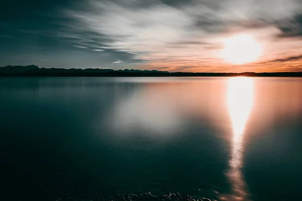 Eine Lange Belichtung Einer Meereslandschaft Bei Sonnenuntergang Und Die Reflexion — Stockfoto