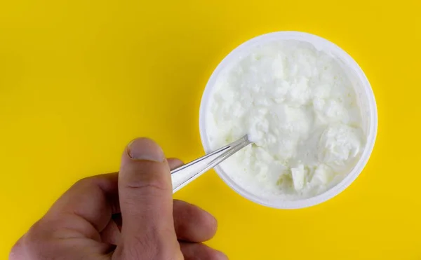 Pandangan Atas Dari Tangan Seseorang Memegang Sendok Yogurt Dengan Latar — Stok Foto