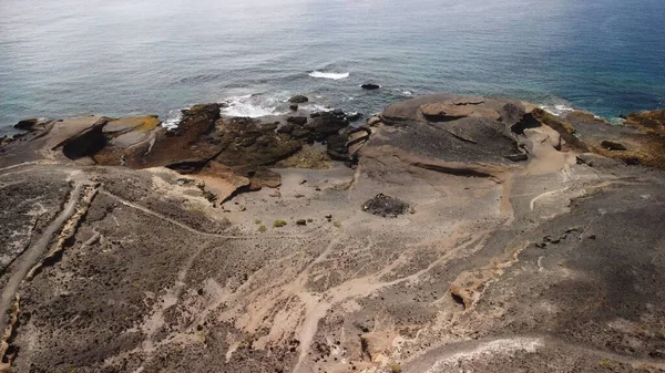 海波冲破岩石海滩的航拍图 — 图库照片