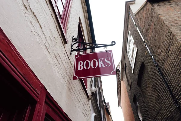 Eine Flache Aufnahme Einer Buchhandelstafel Roten Farbtönen Auf Der Straße — Stockfoto