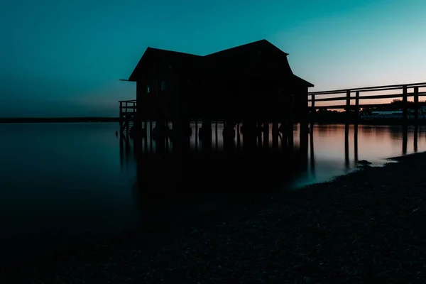 Mesmerizing Shot Blue Hour Sunset Silhouette Water Bungalow Beach — Stock Photo, Image