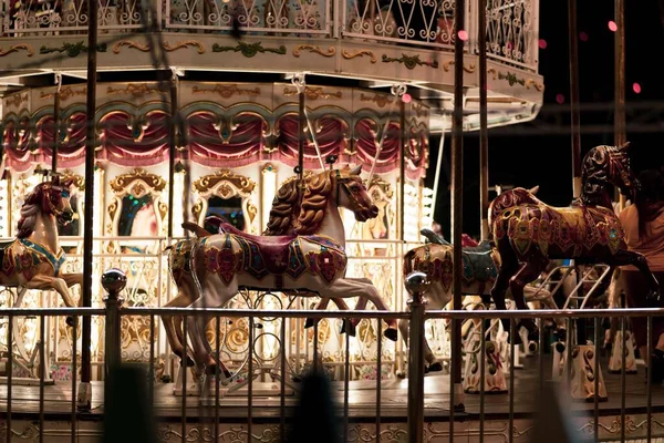 Karuzela Nocy Danga Bay Zabawy Fair Jasnymi Światłami Dekoracyjnymi Kucykami — Zdjęcie stockowe