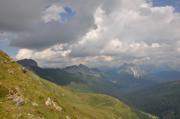 Krásná Krajina Velkých Hor Alpách Itálii Pod Zataženou Oblohou Během — Stock fotografie