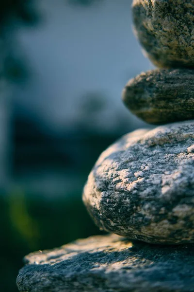 Bulanık Bir Arkaplanda Küçük Taşların Yakın Çekimi — Stok fotoğraf
