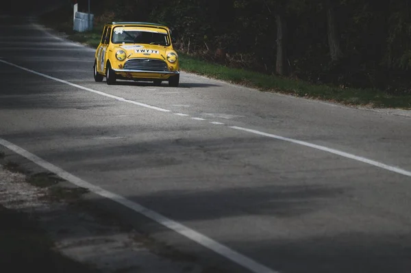 一辆黄色的车在意大利佩萨罗举行的速度慢的比赛中被架起 — 图库照片