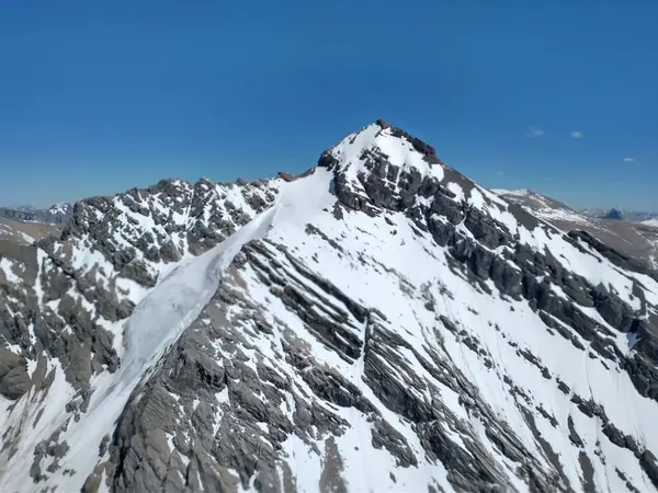 カナダのアルバータ州の雪に覆われた山の上の青い空の美しい景色 — ストック写真