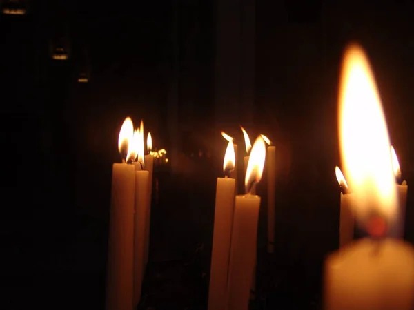 Detailní Záběr Svíček Jasnými Plameny Izolovaných Rozmazaném Pozadí — Stock fotografie