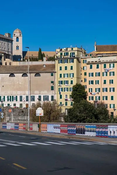 Egy Függőleges Felvétel Utcai Épületekről Genova Olaszország Város Mindennapjait Mutatja — Stock Fotó
