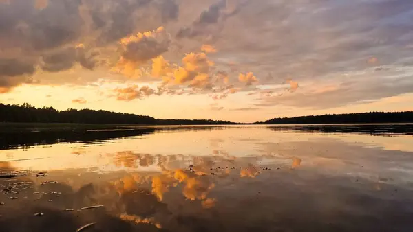 Reflet Nuages Moelleux Dans Ciel Couchant Sur Surface Pittoresque Lac — Photo