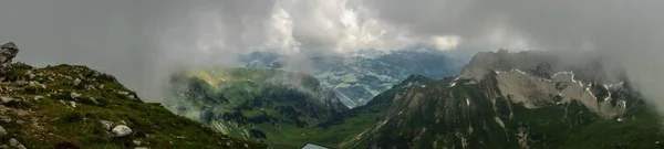 Ein Panoramabild Einer Landschaft Bei Tag Unter Den Wolken — Stockfoto