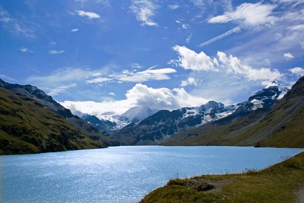 Bellissimo Lago Blu Circondato Grandi Montagne Una Giornata Sole Sotto — Foto Stock