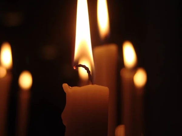 Eine Nahaufnahme Einer Kerze Mit Einer Hellen Flamme Isoliert Auf — Stockfoto