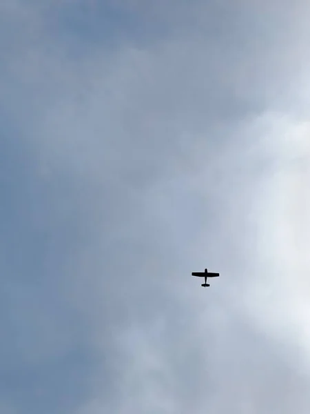 曇った空を飛ぶ飛行機の垂直ショット — ストック写真