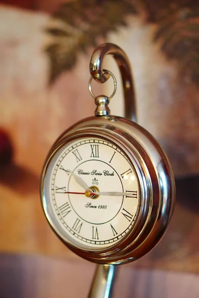 Eine Vertikale Aufnahme Einer Klassischen Alten Hängenden Uhr Mit Römischen — Stockfoto