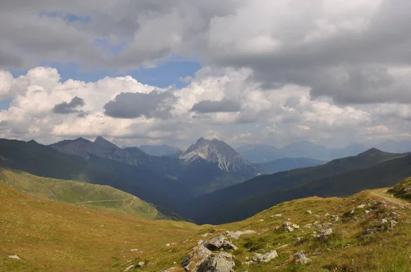 Uma Bela Paisagem Grandes Montanhas Dos Alpes Itália Sob Céu — Fotografia de Stock