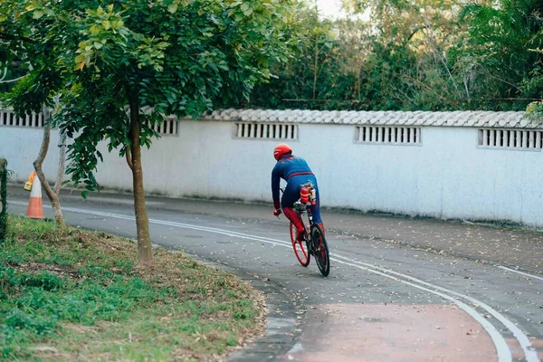 Una Persona Bicicleta Parque Verde —  Fotos de Stock