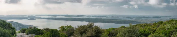 Uma Foto Panorâmica Lago Vrana Arquipélago Com Muitas Pequenas Ilhas — Fotografia de Stock
