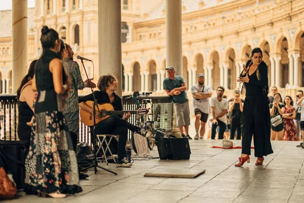 Genç Bir Kadının Sevilla Spanya Bir Kalabalığın Önünde Müzisyenlerle Dans — Stok fotoğraf