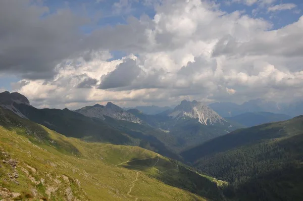 Bellissimo Paesaggio Grandi Montagne Delle Alpi Italia Sotto Cielo Nuvoloso — Foto Stock