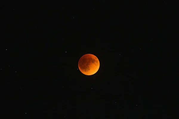 夜空中的一轮红月 — 图库照片