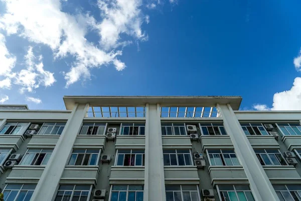 Низкоугольный Снимок Фасада Здания Фоне Голубого Неба — стоковое фото