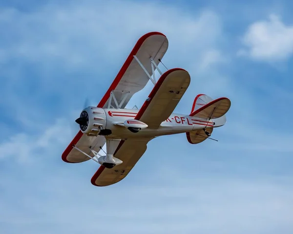 Low Angle Shot Model Waco Biplane Flight Overhead Sunny Day — Stock Photo, Image