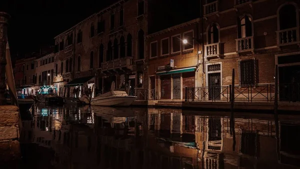 Ein Malerischer Blick Auf Die Kanäle Venedigs Bei Nacht — Stockfoto
