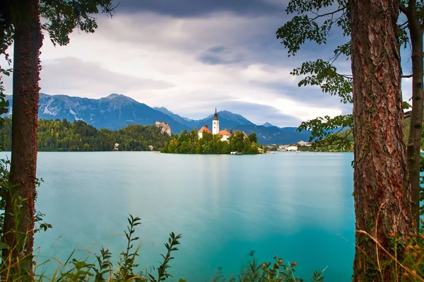 Castelo Bled Rodeado Pelo Lago Azul Eslovénia Com Céu Sombrio — Fotografia de Stock