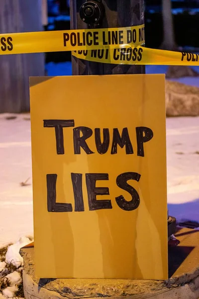 Gros Plan Une Bannière Manifestant Avec Écriture Trump Ment Contre — Photo