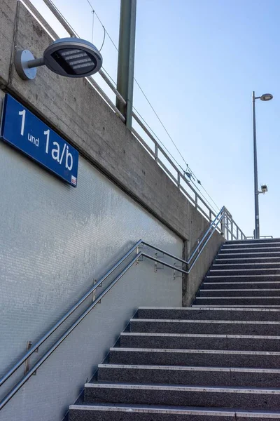 Plan Vertical Des Escaliers Une Gare Par Une Journée Ensoleillée — Photo