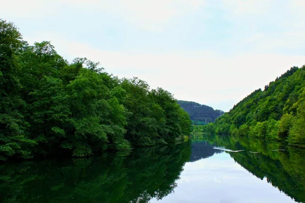 Una Vista Natural Tranquilo Paisaje Fluvial Forestal Alemania —  Fotos de Stock