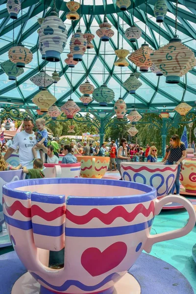 Vacker Bild Människor Som Njuter Mad Hatter Tea Cups Karusell — Stockfoto