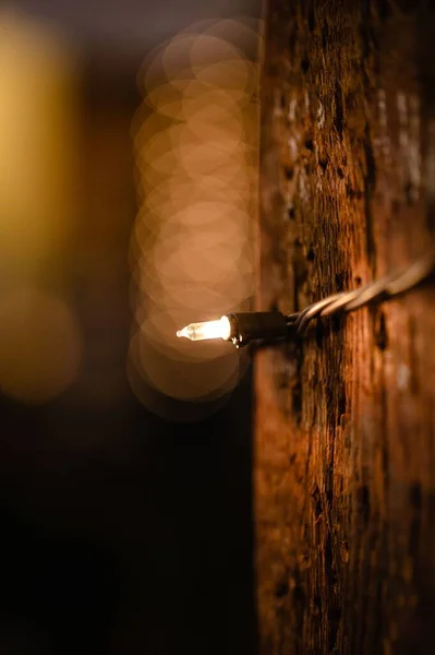 ペンシルベニア州マンハイムのサポートビーム上の小さな装飾的な光の垂直ショット — ストック写真
