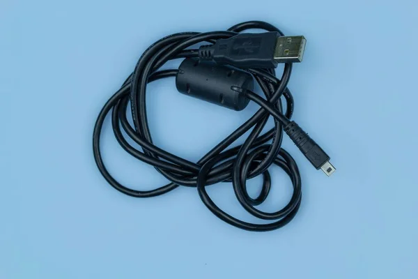 Ein Usb Und Mini Usb Kabel Isoliert Auf Blauem Hintergrund — Stockfoto