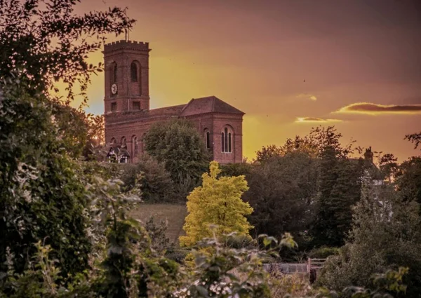 日落时在乡间一座英国教堂的美丽照片 — 图库照片
