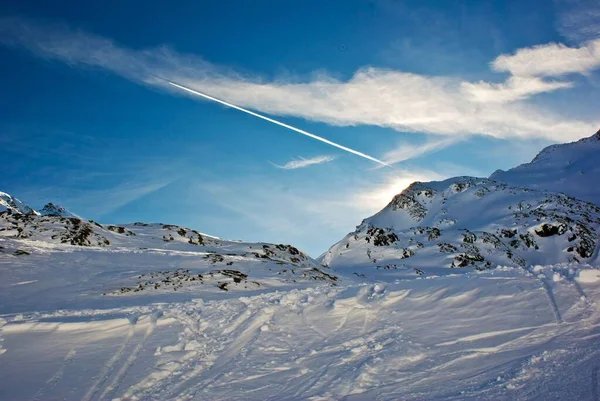 Μεγάλα Βουνά Καλυμμένα Χιόνι Μια Ηλιόλουστη Χειμωνιάτικη Μέρα Κάτω Από — Φωτογραφία Αρχείου
