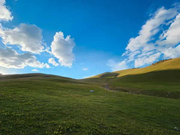 Uma Vista Panorâmica Bela Montanha Songkul Coberta Por Grama Verde — Fotografia de Stock