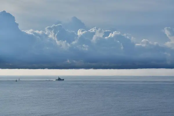 Tiro Distante Barco Mar Cercado Por Nuvens Que Retornam Porto — Fotografia de Stock