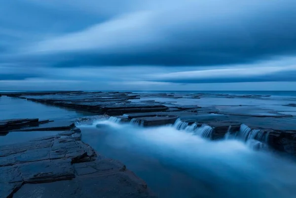 Cielo Nuvoloso Sopra Oceano Con Rocce — Foto Stock