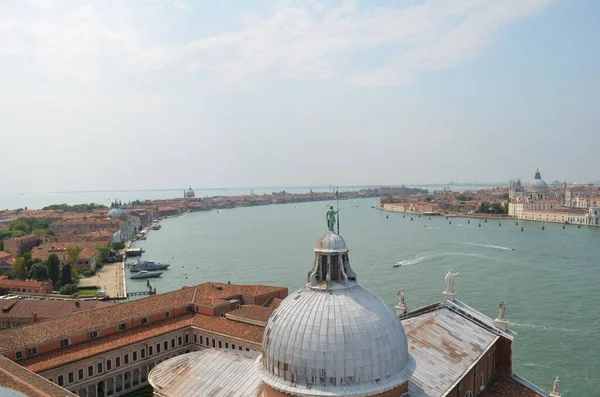 Une Vue Aérienne Paysage Urbain Venise Entourée Bâtiments Eau — Photo