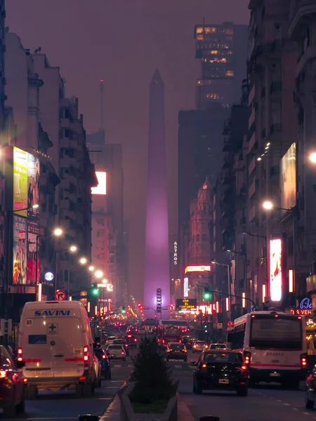 ภาพแนวต งของถนนท รถยนต และ Obelisco ในพ นหล งในบ วโนสไอเรส อาร — ภาพถ่ายสต็อก