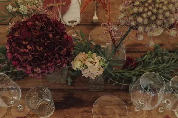 眼鏡と花でお祝いのテーブルの上のクローズアップ 背景がぼやけて — ストック写真