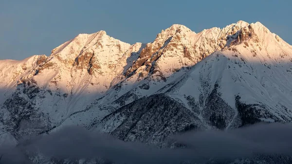 Piękne Ujęcie Pasma Nordkette Śnieżnych Gór Przeciwko Błękitnemu Niebu — Zdjęcie stockowe