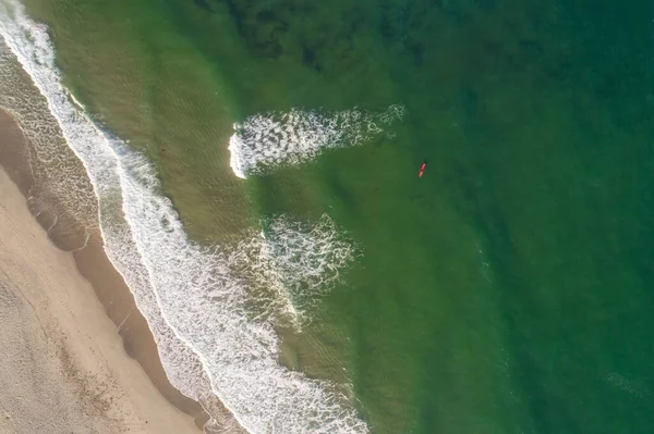 Fågelperspektiv Person Som Surfar Havsvågor Vid Sandstrand Gryningen Norra Portugal — Stockfoto