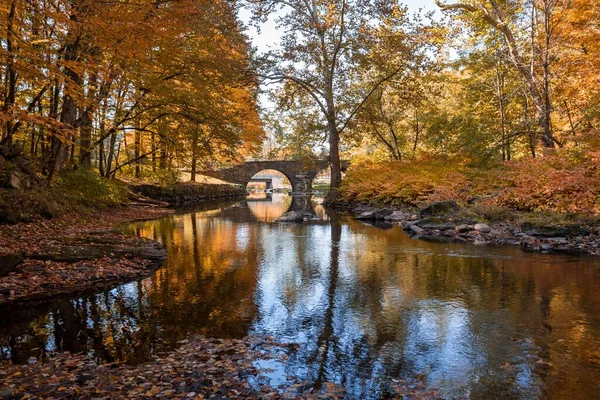 Uma Vista Paisagem Ponte Arco Pedra Árvores Outono Refletida Água — Fotografia de Stock