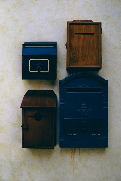 Eine Vertikale Aufnahme Alter Briefkästen Aus Holz Und Metall — Stockfoto